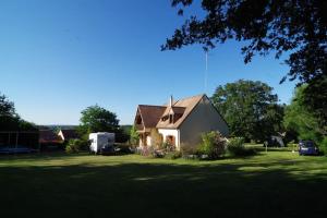 La Milesse的住宿－Maison des bois - La pause des 24 heures du Mans，草地庭院中的一个小房子