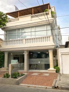 ein großes weißes Gebäude mit Balkon auf einer Straße in der Unterkunft Hotel San Miguel Imperial in Santa Marta