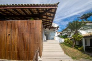 een trap naar een huis met een houten hek bij Pousada Gammel Dansk by Latitud Hoteles in Búzios