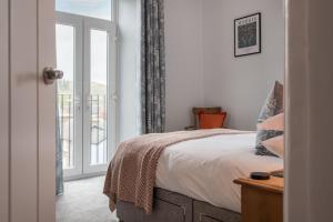 een slaapkamer met een bed en een raam bij Wansfell Heights in Ambleside