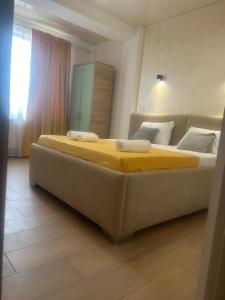 Un pat sau paturi într-o cameră la Kazeboo Residence