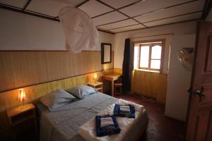 - une chambre avec un lit et 2 serviettes dans l'établissement Villa do Mar Calheta, à Calheta