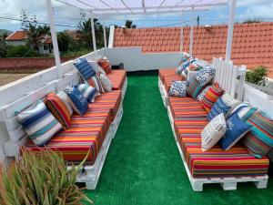 una fila de almohadas coloridas sentadas en un patio en Villa do Mar Calheta en Calheta