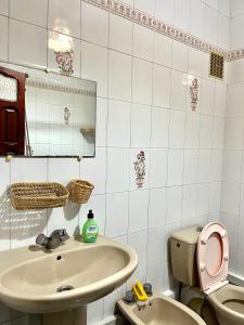 a bathroom with a sink and a toilet at soleado apartamento al lado de la preciosa medina , a 3 minutos de la playa andando II in Asilah