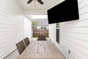 a screened porch with two chairs and a ceiling fan at NEW 3 BD/2.5BA Townhouse by LSU in Baton Rouge