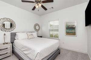 a bedroom with a bed and a ceiling fan at NEW 3 BD/2.5BA Townhouse by LSU in Baton Rouge