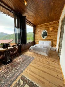 1 dormitorio con cama, escritorio y ventana en Aho dağ manzaralı oda en Trabzon