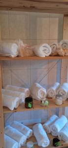 un estante lleno de toallas y toallas en villa Rodo, en Platanidia