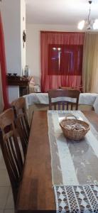 una mesa de comedor con una cesta encima en villa Rodo, en Platanidia