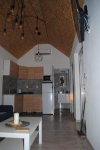 uma cozinha e sala de estar com uma mesa branca em Domki nad morzem, Laba Rusinowo koło Jarosławca, em Rusinowo