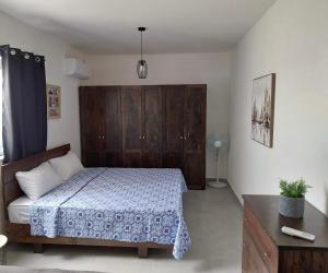een slaapkamer met een bed en een houten hoofdeinde bij Studio flat 7A in Hamrun