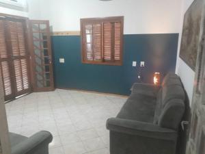 sala de estar con sofá y silla en Hospedagem em apto em Rolante, en Rolante