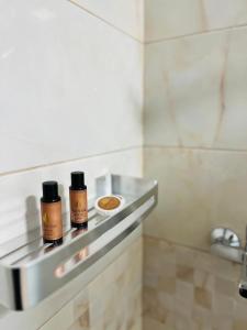 een badkamer met twee shampooflessen op een aanrecht bij Villa Dona in Berat