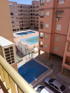 desde el balcón de un edificio con vistas a la piscina en Apartamento piscina Santa Pola, en Santa Pola