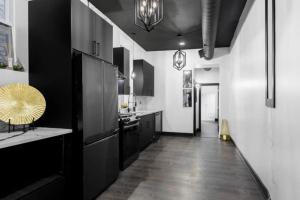 uma cozinha com paredes em preto e branco e um corredor em The Black And White Suite em Chicago