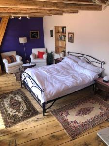 ein Schlafzimmer mit einem Bett, einem Sofa und einem Stuhl in der Unterkunft Come Relax and Enjoy the Breathtaking Views in Brissago