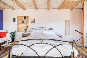 ein Schlafzimmer mit einem Bett in einem Zimmer in der Unterkunft Come Relax and Enjoy the Breathtaking Views in Brissago
