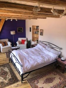 ein Schlafzimmer mit einem Bett und ein Wohnzimmer in der Unterkunft Come Relax and Enjoy the Breathtaking Views in Brissago