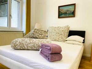 ein Wohnzimmer mit einem Sofa und einem Stuhl in der Unterkunft Direct city center-privat rooms-5 Minutes Mariahilferstraße in Wien