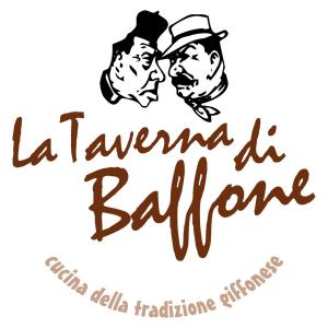 MercatoにあるOspitalità Baffone casa vacanzeの二人の男がバリロのラクワンザーの碑文と向き合う