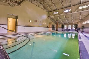 kryty basen z zieloną wodą w budynku w obiekcie Silver Rock by FantasticStay w mieście Fernie