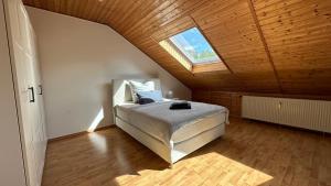 מיטה או מיטות בחדר ב-Haus mit 4 Schlafzimmer, Wohnzimmer und Küche