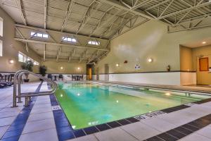 une piscine intérieure avec un nageur dans un bâtiment dans l'établissement Silver Rock by FantasticStay, à Fernie