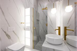 a bathroom with two sinks and a shower at Native Apartments Starowiślna 43/15 in Krakow