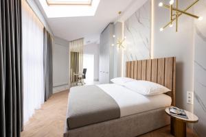 1 dormitorio con cama grande y ventana grande en Native Apartments Starowiślna 43/15 en Cracovia