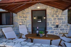 Posezení v ubytování Sikies - Unique Beachfront Stone House At Alipa-Mani