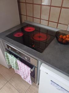 a kitchen with an oven with two stove tops at Bonito apartamento Cistierna in Cistierna +7 photos