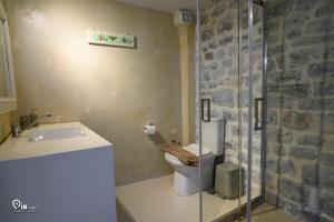 Koupelna v ubytování Sikies - Unique Beachfront Stone House At Alipa-Mani