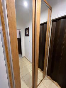 uno specchio in una stanza con corridoio di Masa Aqaba Apartments ad Aqaba