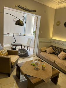 Masa Aqaba Apartment في العقبة: غرفة معيشة مع أريكة وطاولة