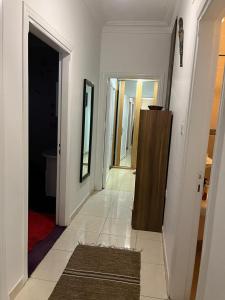 Cette chambre dispose d'un couloir avec un miroir et un miroir. dans l'établissement Masa Aqaba Apartment, à Aqaba