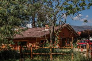 ein Haus mit einem roten Truck, der davor parkt in der Unterkunft ART HOUSE Hacienda San Antonio in Cajamarca