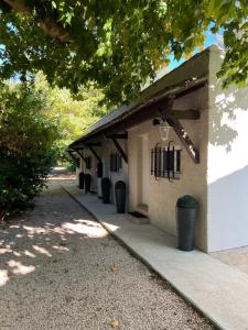 ein kleines Gebäude mit einer großen Tür und einigen Bäumen in der Unterkunft Moulin de la Sambuc in Saint-Zacharie