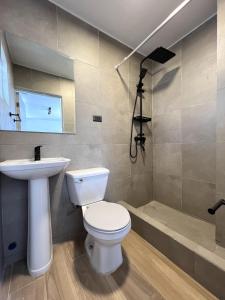 ein Badezimmer mit einem WC, einem Waschbecken und einer Badewanne in der Unterkunft AH alojamientos in Antofagasta