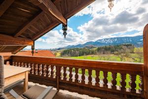 uma varanda com vista para as montanhas em Weissnhof em Samerberg