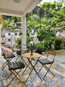 uma mesa e cadeiras sentadas num pátio em Nika's Guest House em Berat