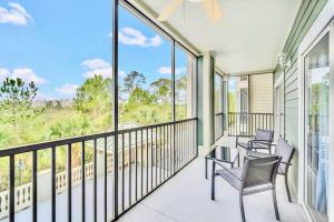 un balcone con 2 sedie e ampie finestre di Luxury 2BR Condo - Pool & Hot Tub - Near Disney a Orlando