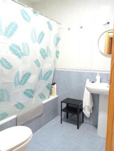 ein Bad mit einem Duschvorhang mit Palmblättern drauf in der Unterkunft AMPLIO, LUMINOSO Y MODERNO II in Calasparra
