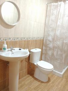 ein Badezimmer mit einem WC, einem Waschbecken und einem Spiegel in der Unterkunft AMPLIO, LUMINOSO Y MODERNO II in Calasparra