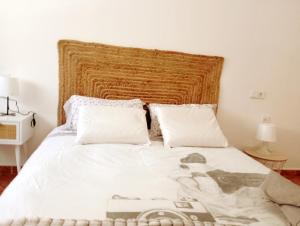 1 dormitorio con 1 cama blanca grande y 2 almohadas en AMPLIO, LUMINOSO Y MODERNO II, en Calasparra