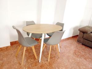 einen Holztisch und Stühle in einem Zimmer in der Unterkunft AMPLIO, LUMINOSO Y MODERNO II in Calasparra