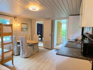 Kveldsro cabin in nice surroundings في كريستيانساند: مطبخ وغرفة طعام مع طاولة في الغرفة