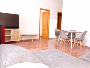 sala de estar con mesa, sillas y TV en AMPLIO, LUMINOSO Y MODERNO II, en Calasparra