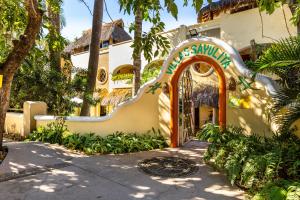 een huis met een boog ervoor bij Hotel Villas Sayulita in Sayulita