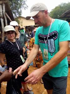 un hombre con una camisa verde de pie junto a una mujer en Safari Homestay Damongo - Mole National Park, en Damongo