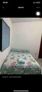 1 dormitorio con 1 cama con edredón de flores en Casa - Família Hassan, en Corumbá